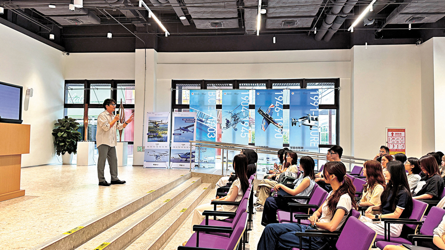 ●澳琴大學城首期校區投入運作，料2030年在橫琴全面建成。圖為大學城內設計學院師生正在上課。