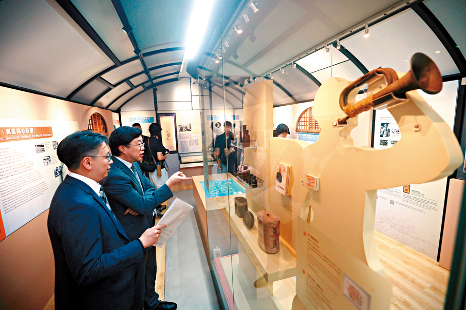 ●香港抗戰及海防博物館推出「青春向延安—抗戰時期的愛國青年」專題展覽，今天起至明年7月7日開放予公眾免費參觀。圖為新聞界預展現場。 香港文匯報記者郭木又  攝