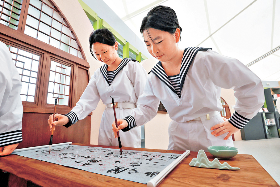 ●展覽設「延安揮毫區」，讓公眾有機會臨摹毛主席的手跡，體驗抗戰時期毛主席在窯洞內伏案揮毫，寫下軍事名篇《論持久戰》、詞作《沁園春雪》的胸襟與風骨。 香港文匯報記者郭木又  攝