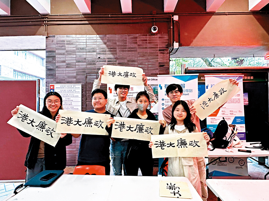 ●張桁叡（左二）曾在校內擔任多個學生大使，深感校園宣傳工作的影響力。 受訪者供圖