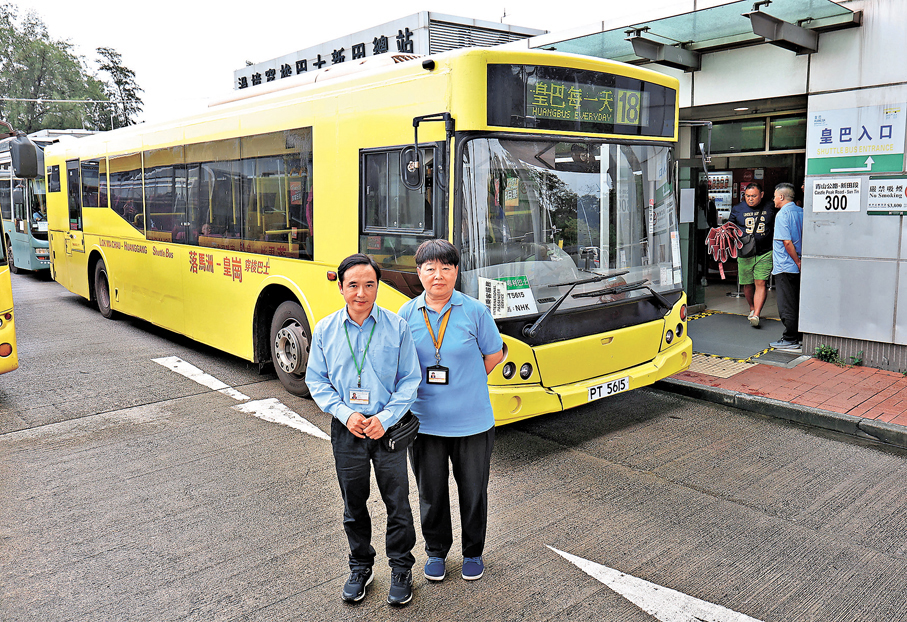 ●皇巴車長顏少武（左）與客務主任張曉華（右）。香港文匯報記者黃艾力  攝