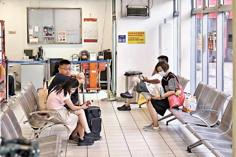 ●新田公共運輸交匯處候車室。 香港文匯報記者黃艾力  攝