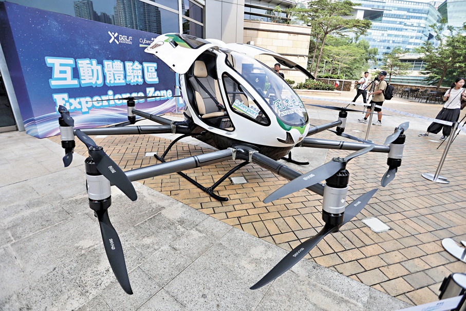 ●自動駕駛電動垂直起降飛行器（eVTOL）昨日於數碼港海濱區域「垂直起降機場X」舉行香港首航成功試飛。 香港文匯報記者北山彥  攝