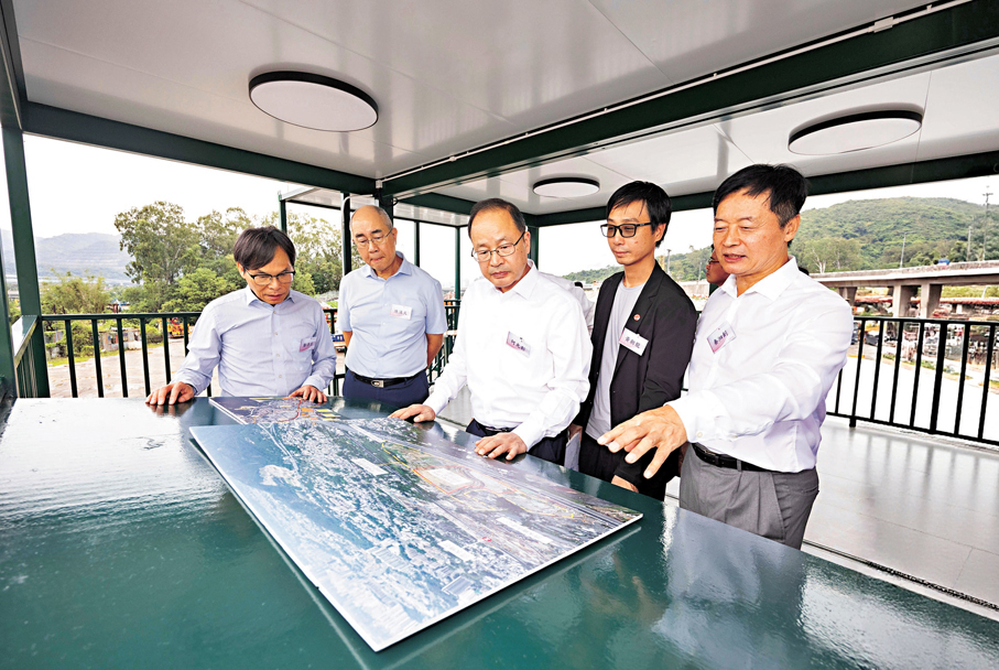 ●北大代表團考察北都大學城發展區。 嶺大圖片