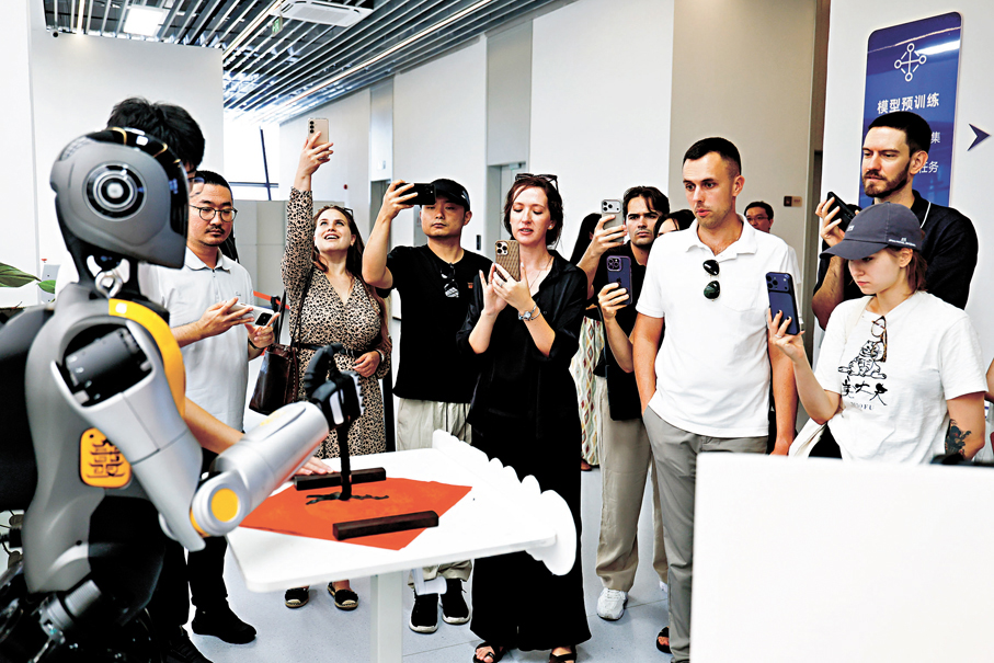 ●標普肯定了中國經濟核心競爭優勢，製造業綜合實力與外貿競爭力持續夯實。圖為中俄記者聯合採訪團成員近日在湖北人形機器人創新中心觀看人形機器人表演。 資料圖片