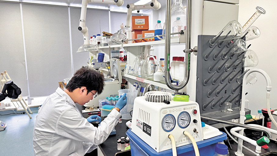 ●科研人員在橫琴澳門大學高等研究院實驗室進行各種實驗。