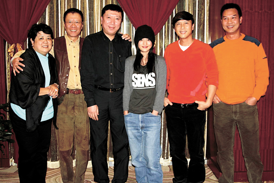 ●藍生藍太夫婦（左一 、左二）與圈中好友昔日合影。