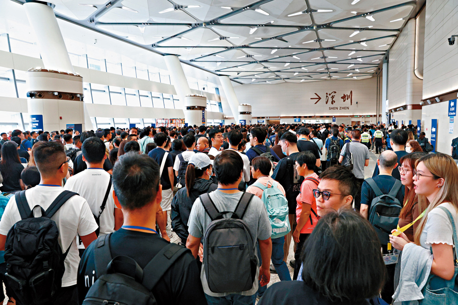 ●是次測試於短時間內分數次大批放行人員，模擬高峰時段有大量旅客。 香港文匯報記者萬霜靈 攝