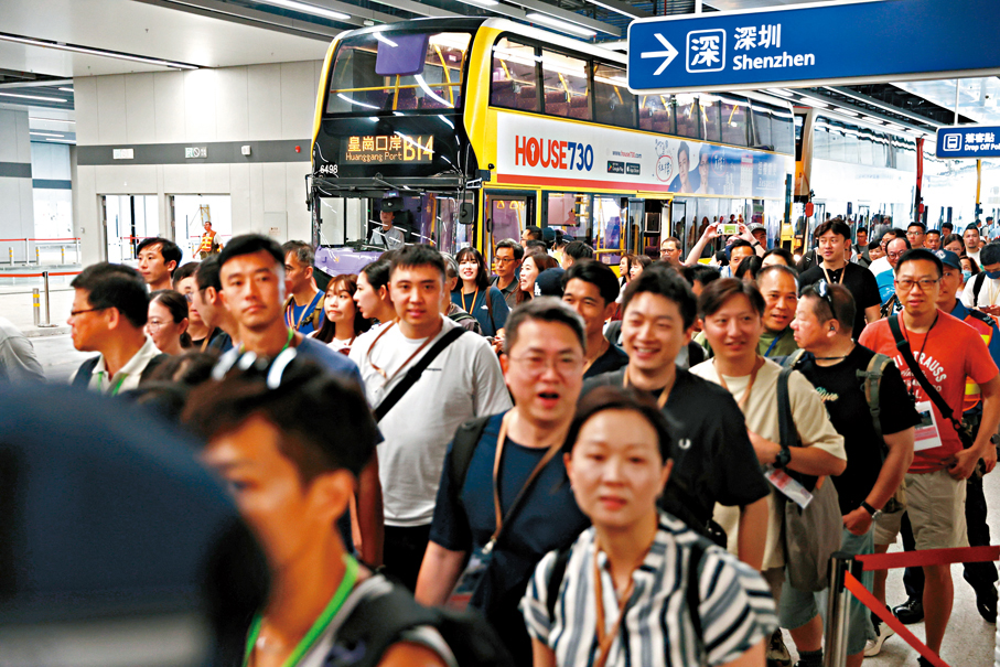 ●測試者到達新皇崗口岸的公共交通交匯處落客點。香港文匯報記者萬霜靈 攝