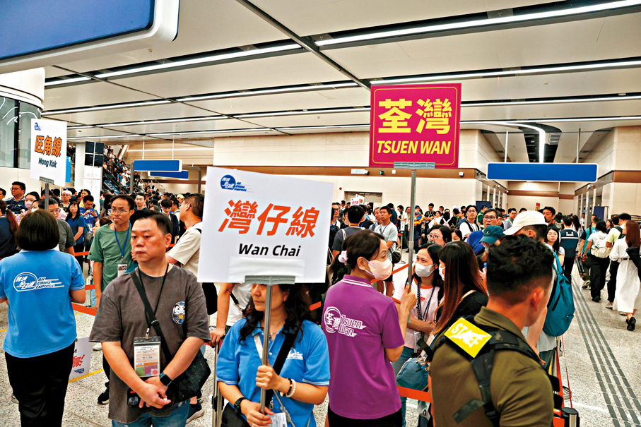 ●公共交通交匯處的交通接駁指示清晰。香港文匯報記者萬霜靈 攝