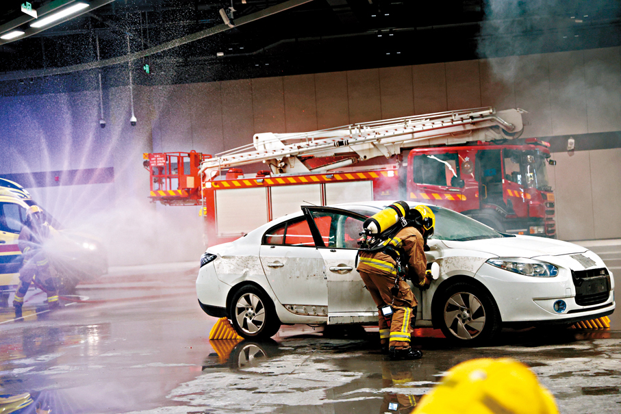 ●消防處火警應變環節，模擬口岸範圍內有電動車起火。香港文匯報記者萬霜靈 攝