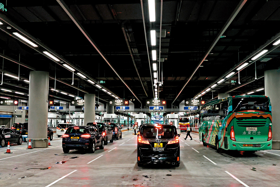 ●昨天有超過1,000架次兩地通行的私家車參與跨境循環測試。香港文匯報記者萬霜靈 攝
