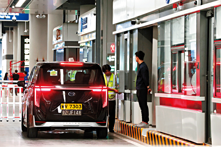 ●私家車進行「五合一」車檢。香港文匯報記者萬霜靈  攝