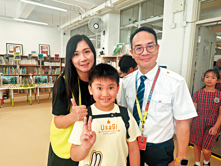 ●左起：潘太及兒子潘孝賢、圖書館館長。 香港文匯報記者楊盈盈  攝