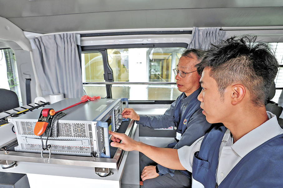 ●外勤干擾調查組配備專用車輛，運用定位測向技術實地追查故障或違規發射器。香港文匯報記者北山彥  攝