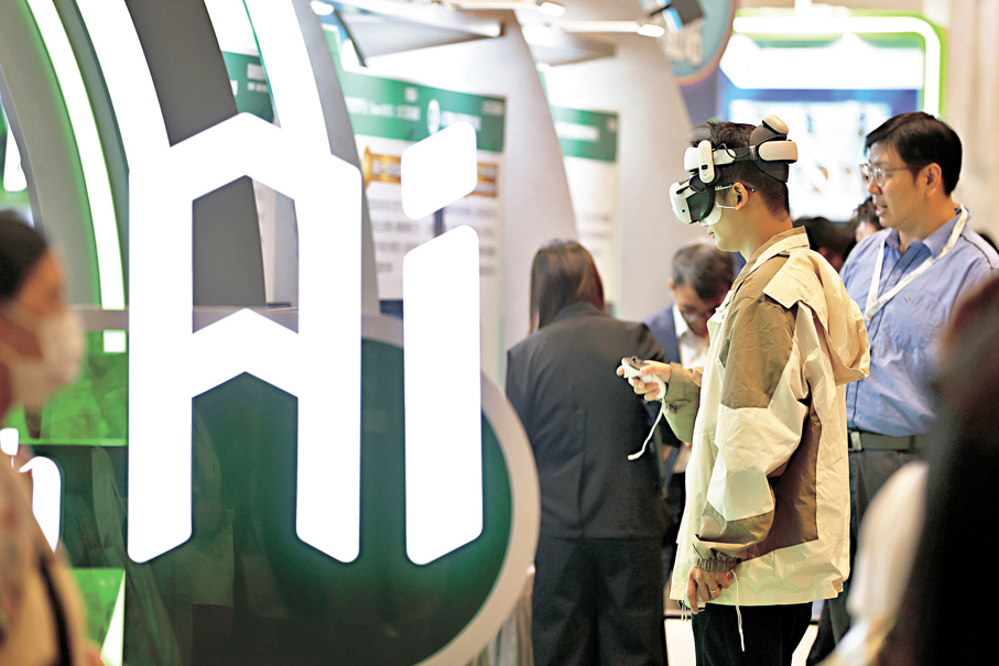 ●觀眾佩戴 VR 設備進行沉浸式體驗。