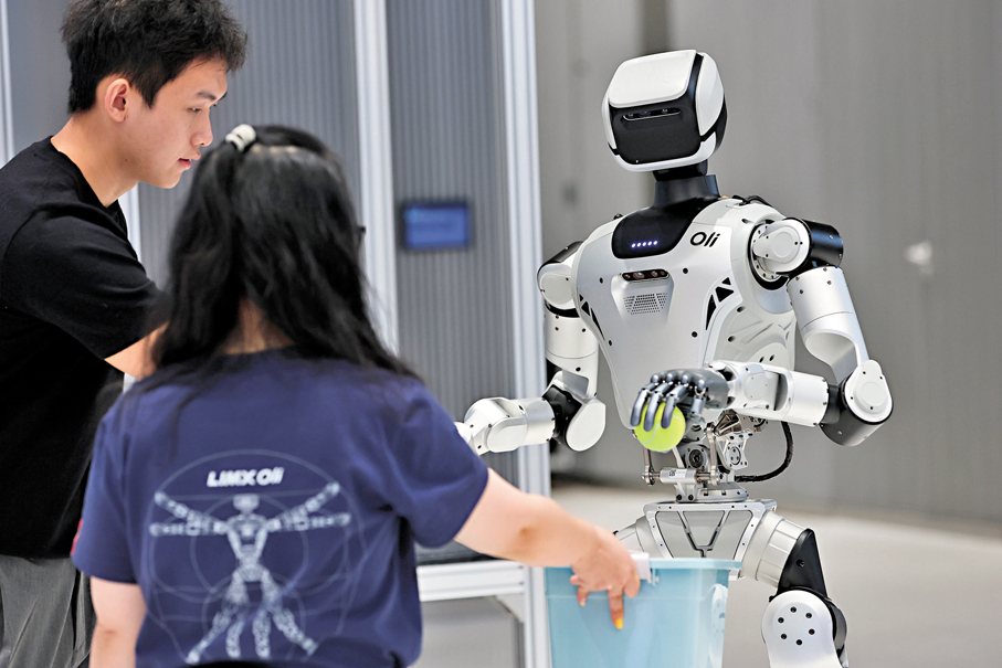 ●人形機械人靈巧抓取網球展現技術。
