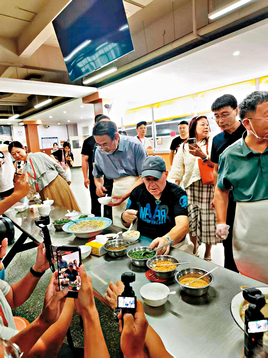 ●在洛陽市第二外國語學校，「賽考斯」體驗做漿麵條並品嘗。  香港文匯報記者劉蕊  攝