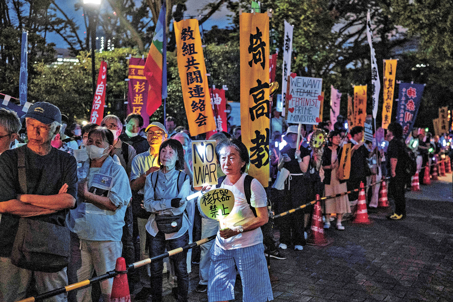 ●日本8月4日發布2026年度《防衛白皮書》，釋放出向外拓展軍事能力的明確信號。圖為日本民眾抗議政府擴軍圖謀。 資料圖片