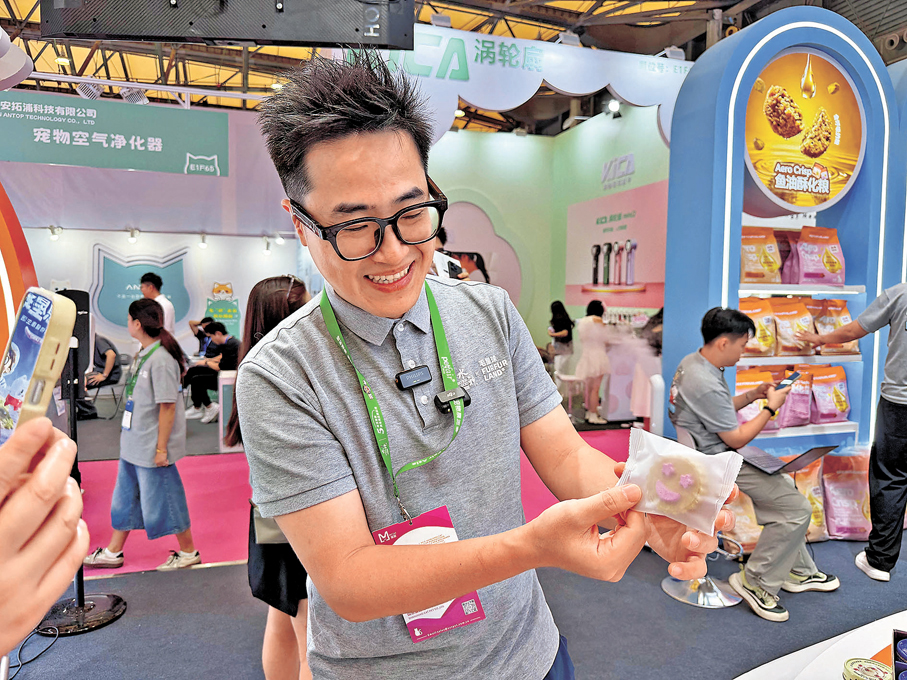 毛星球品牌創始人徐寅向記者展示精緻的寵物食品是當下熱門產品。