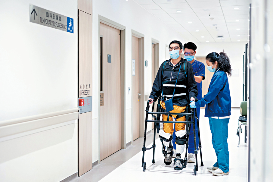 ●圖為中大醫院運動醫學及康復中心，患者在外骨骼（Exoskeleton）輔助下進行步行及康復訓練。受訪者供圖