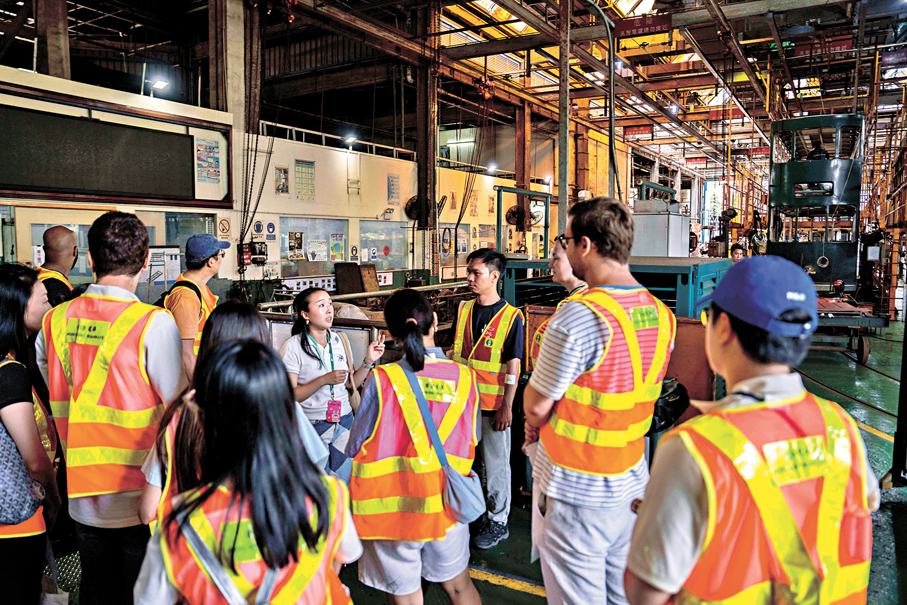 ●來港人才及其家人參觀屈地街電車廠，了解「叮叮」的歷史和製造後台。 人才辦圖片