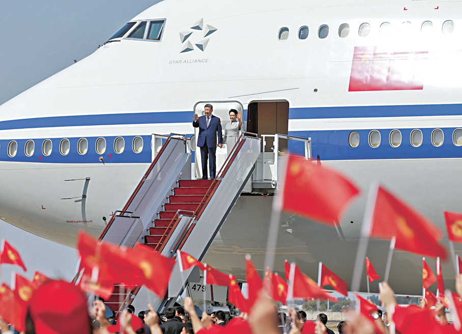 ●當地時間8月30日下午，國家主席習近平乘專機抵達比什凱克，應吉爾吉斯斯坦總統扎帕羅夫邀請，出席2026年上海合作組織峰會並對吉爾吉斯斯坦進行國事訪問。這是習近平和夫人彭麗媛步出艙門。 新華社