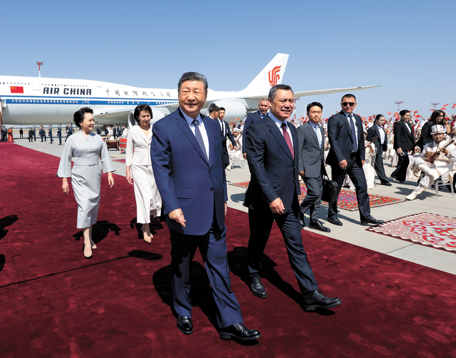 ●當地時間8月30日下午，國家主席習近平乘專機抵達比什凱克，應吉爾吉斯斯坦總統扎帕羅夫邀請，出席2026年上海合作組織峰會並對吉爾吉斯斯坦進行國事訪問。習近平和夫人彭麗媛抵達比什凱克瑪納斯國際機場時，扎帕羅夫總統夫婦熱情迎接。  新華社