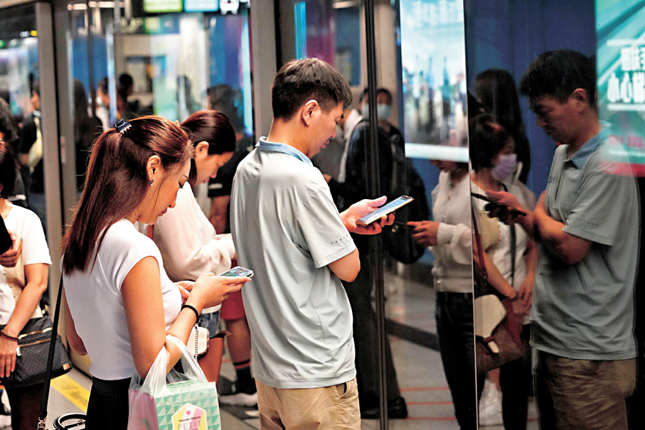 ●警方今年首7個月錄得1,993宗騎劫WhatsApp賬戶的騙案，較去年同期急增169.7%。圖為市民外出使用手機。 資料圖片