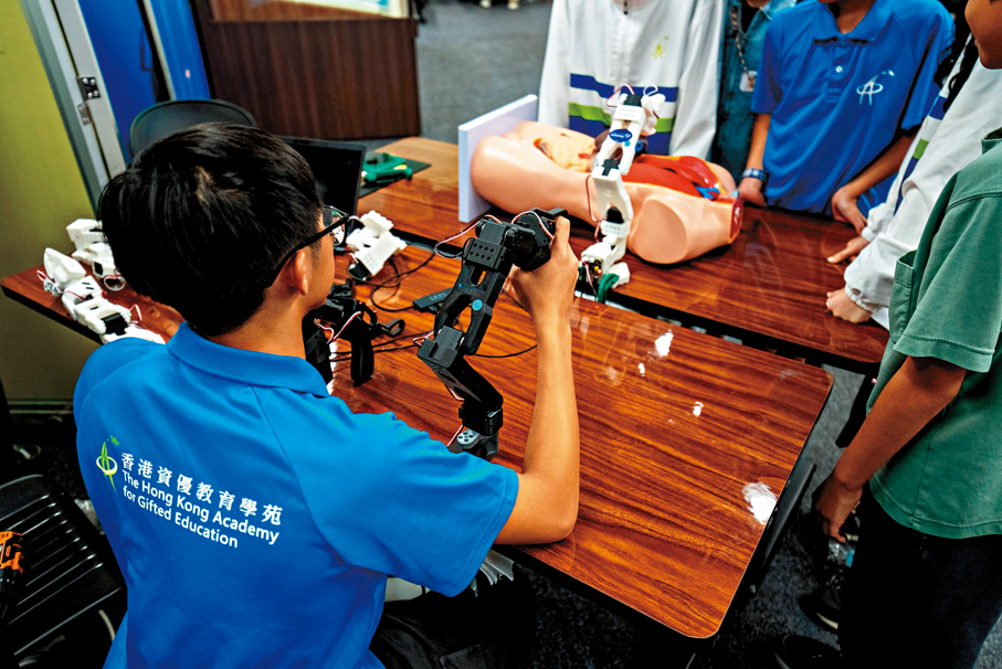 ●資優學員操作AI機械臂，辨認及搬動物件。 香港資優教育學苑圖片