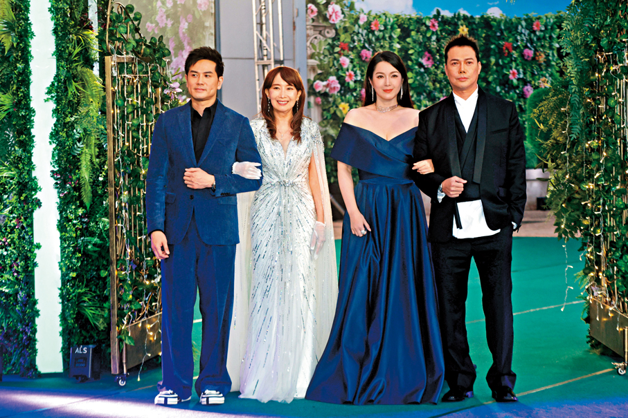 ●(右起)謝天華、苟芸慧、陳美齡和 伍允龍擔任「最上鏡小姐」評判。