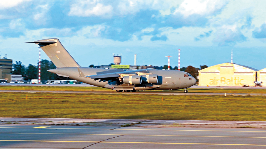 ●拉特克利夫日前乘C-17運輸機秘訪莫斯科。 路透社