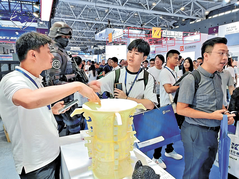 ● 金石三維向觀眾展示青銅器風格的古代器文物複製品——「何尊」。  香港文匯報記者李昌鴻 攝