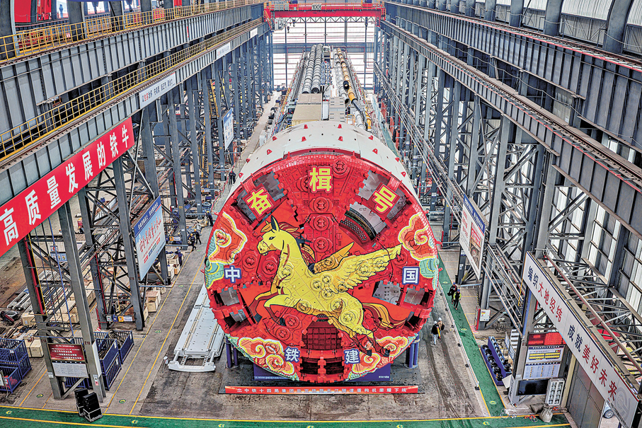 ●8月內地裝備和高技術製造業PMI分別報51.4%、52.9%，結構優化升級態勢明顯。圖為國產14米級超大直徑盾構機「奮楫號」日前下線。 資料圖片