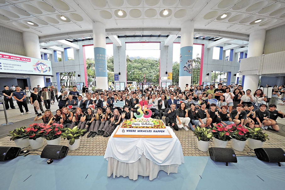 ●科大昨舉行「Fire Up Your Year」開學嘉年華及35周年校慶迎新活動。 科大圖片