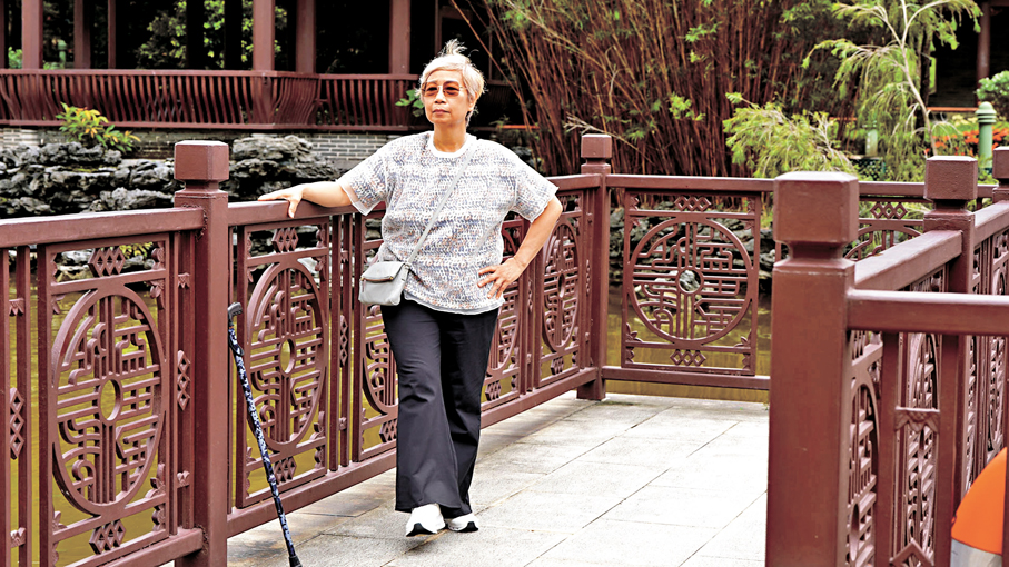 ●港人吳秀珍在港大深圳醫院接受腰椎間盤突出手術治療後，能夠獨自出行、自主生活。   港台供圖