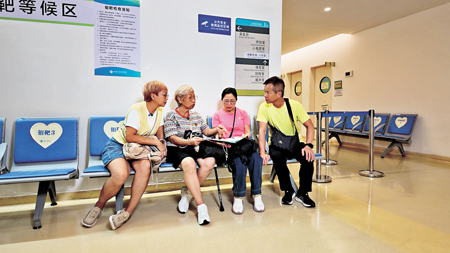 ●在港大深圳醫院做身體檢查的港人。  港台供圖