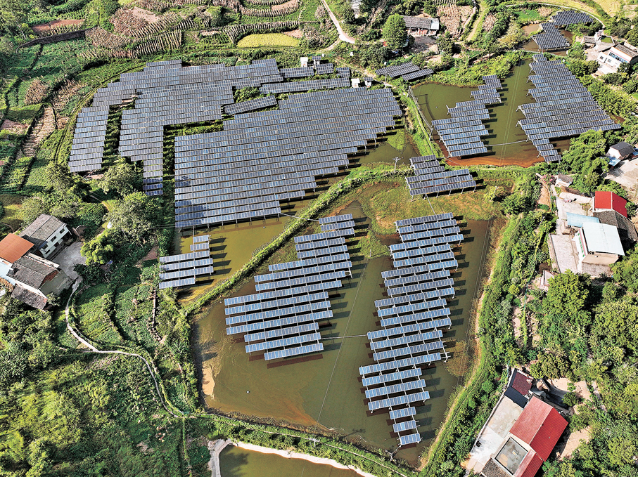 ●截至今年7月底，中國光伏發電裝機容量達到12.86億千瓦。圖為8月27日在重慶市豐都縣拍攝的譚洵溝漁光互補光伏發電項目。新華社