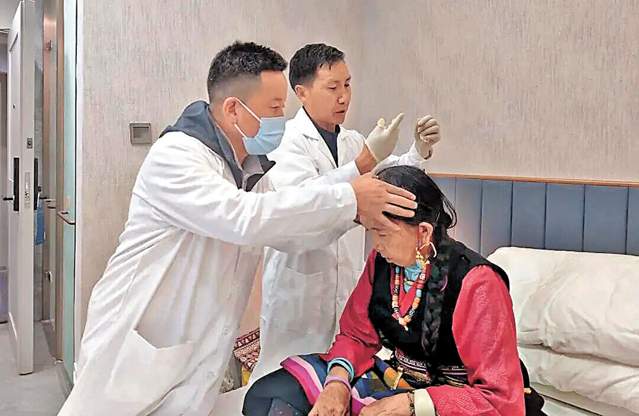 ●多吉次仁（左一）為老人用「霍爾麥」療法治療失眠。