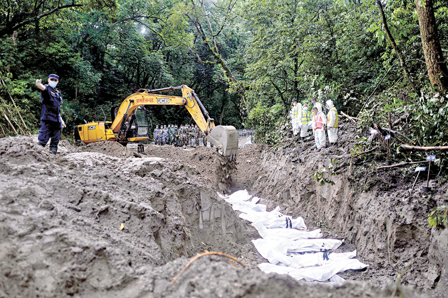 ●尼泊爾當局將嚴重毀損的遺骸集中埋葬於集體墓地。 法新社