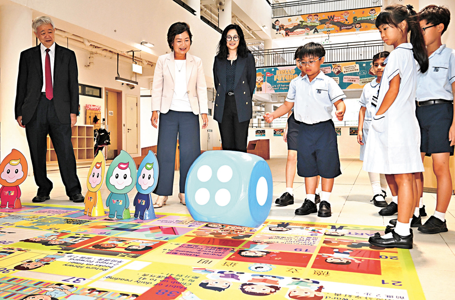 ●蔡若蓮（左二）觀看學生從遊戲中學習。政府新聞處圖片