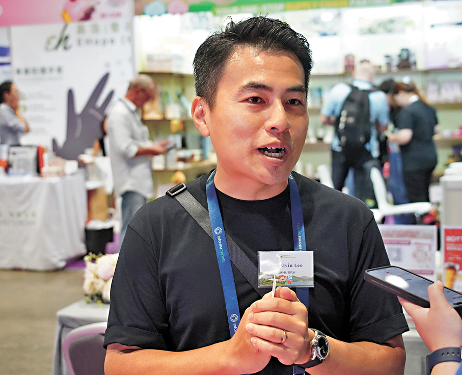 ●長洲餐飲界同行者代表、榮豐執行董事李瑩俊表示，希望以本地優質食材製作長洲特色餐食，如平安包、大魚蛋等。  香港文匯報記者曾興偉  攝