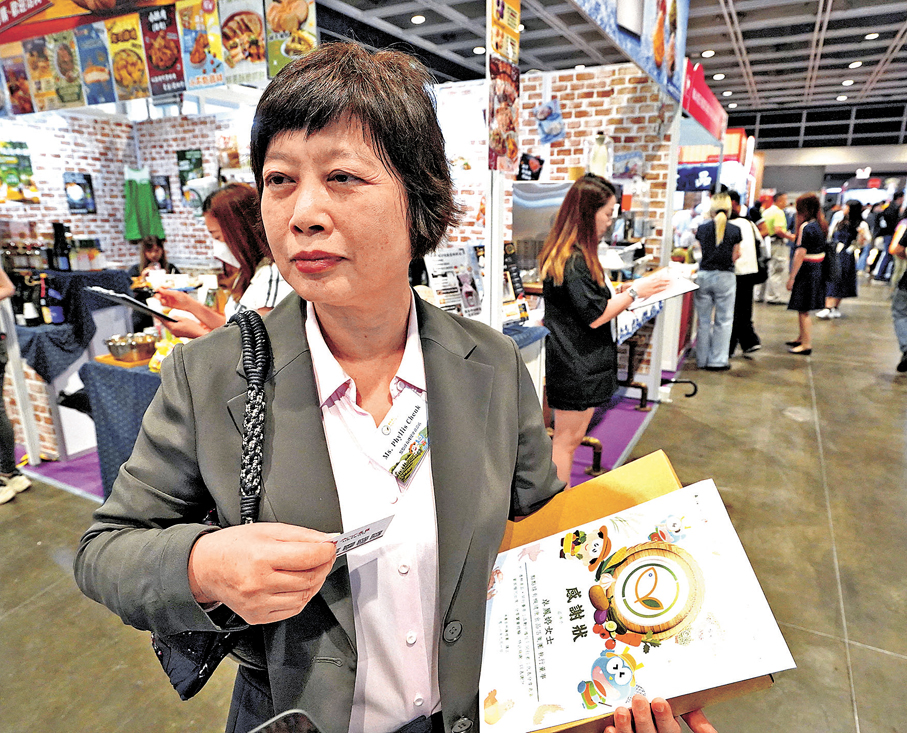 ●點點綠執行董事卓鳳婷指出，目前「優鮮港品」產品的最大問題在於供不應求。 香港文匯報記者曾興偉  攝