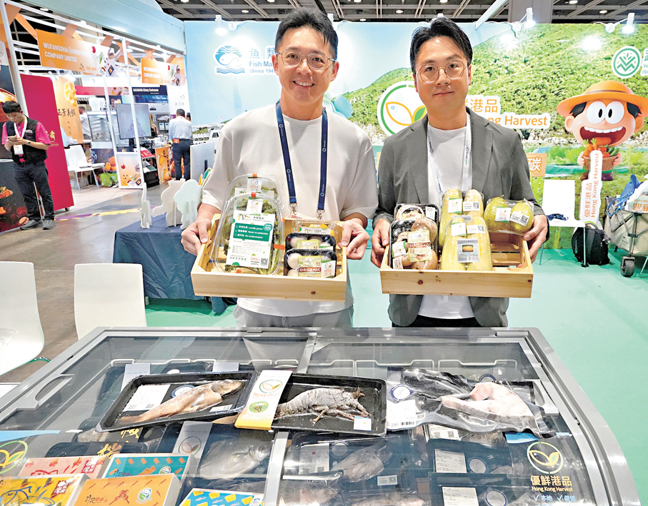 ●魚類統營處一級市場經理葉顯偉（右）表示，漁產品收到俄羅斯、中東等地買家查詢。  香港文匯報記者曾興偉 攝