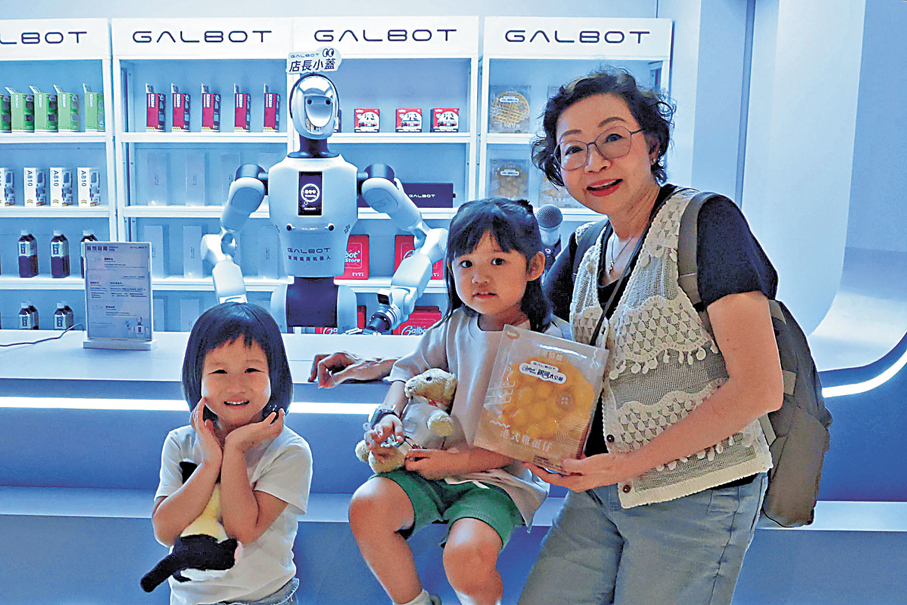 ●黎女士昨日帶4歲半孫女光臨機器人全自主零售店舖。   香港文匯報記者北山彥  攝