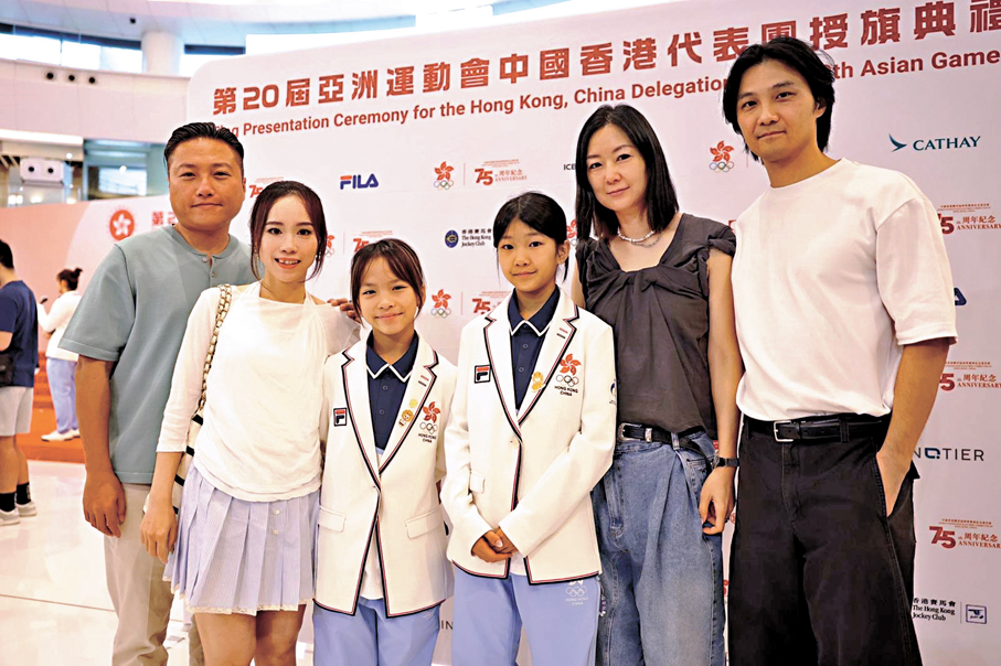 ●港隊滑板代表黃爾萱（左三）及黃若澄（左四）獲父母到場支持。   香港文匯報記者郭正謙  攝