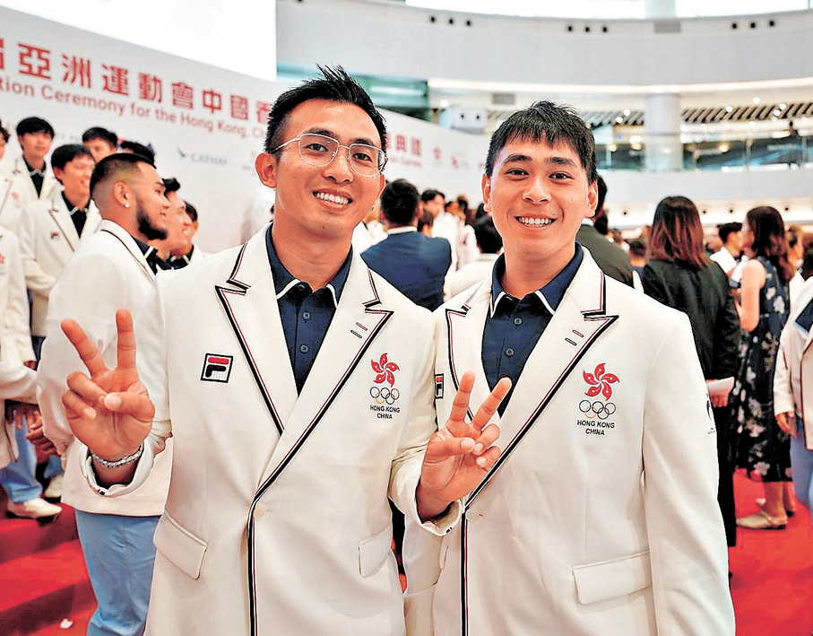 ●翁浚暐（左）和翁浚皓在授旗禮上合照。 香港文匯報記者葉詩敏  攝