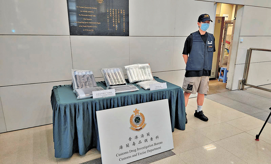 ●海關展示行動中檢獲證物。   香港文匯報記者林兆崙  攝