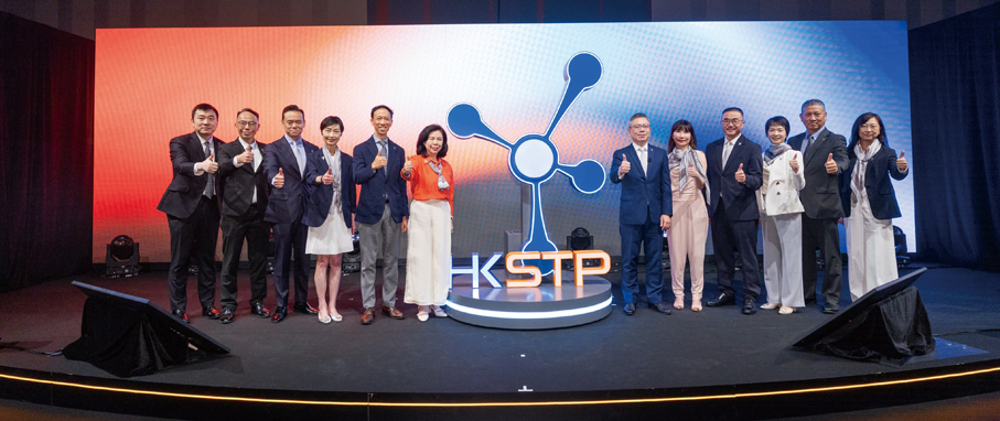 ▲香港科技園公司主席鍾郝儀（左六）、行政總裁黃秉修（右六）率領管理團隊主持「Together to Next」25周年誌慶揭幕亮燈儀式。
