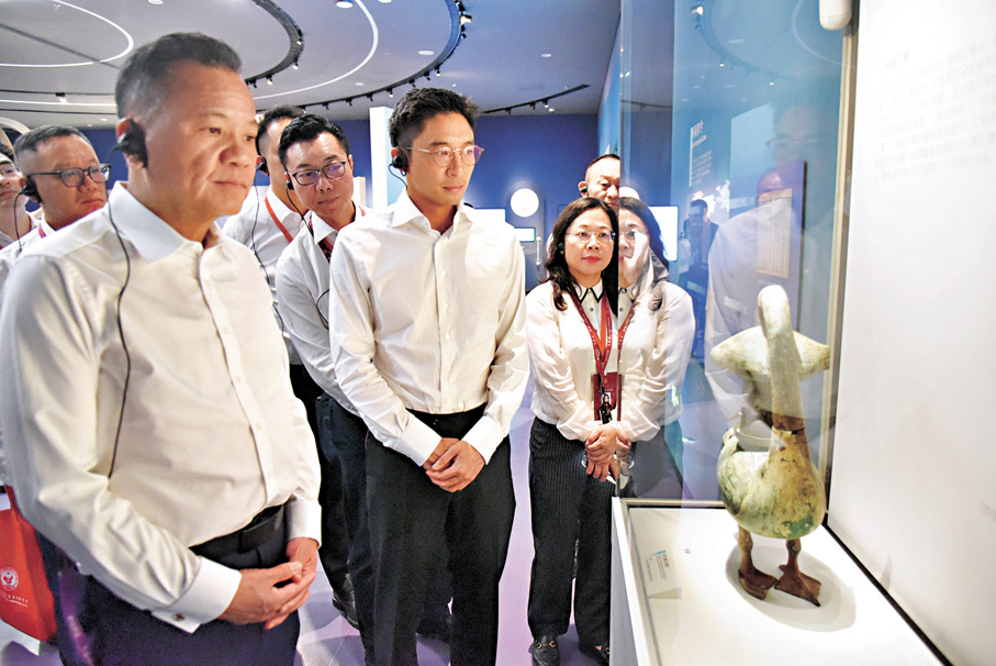 ●港區省級政協委員聯誼會主席蘇清棟（左一）、會長霍啟山（中）帶領考察團參觀陝西歷史博物館秦漢館。香港文匯報記者李陽波  攝